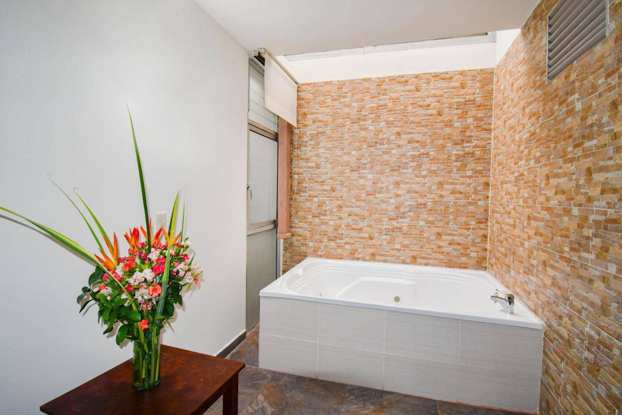 Hotel Monarca Armenia ภายนอก รูปภาพ